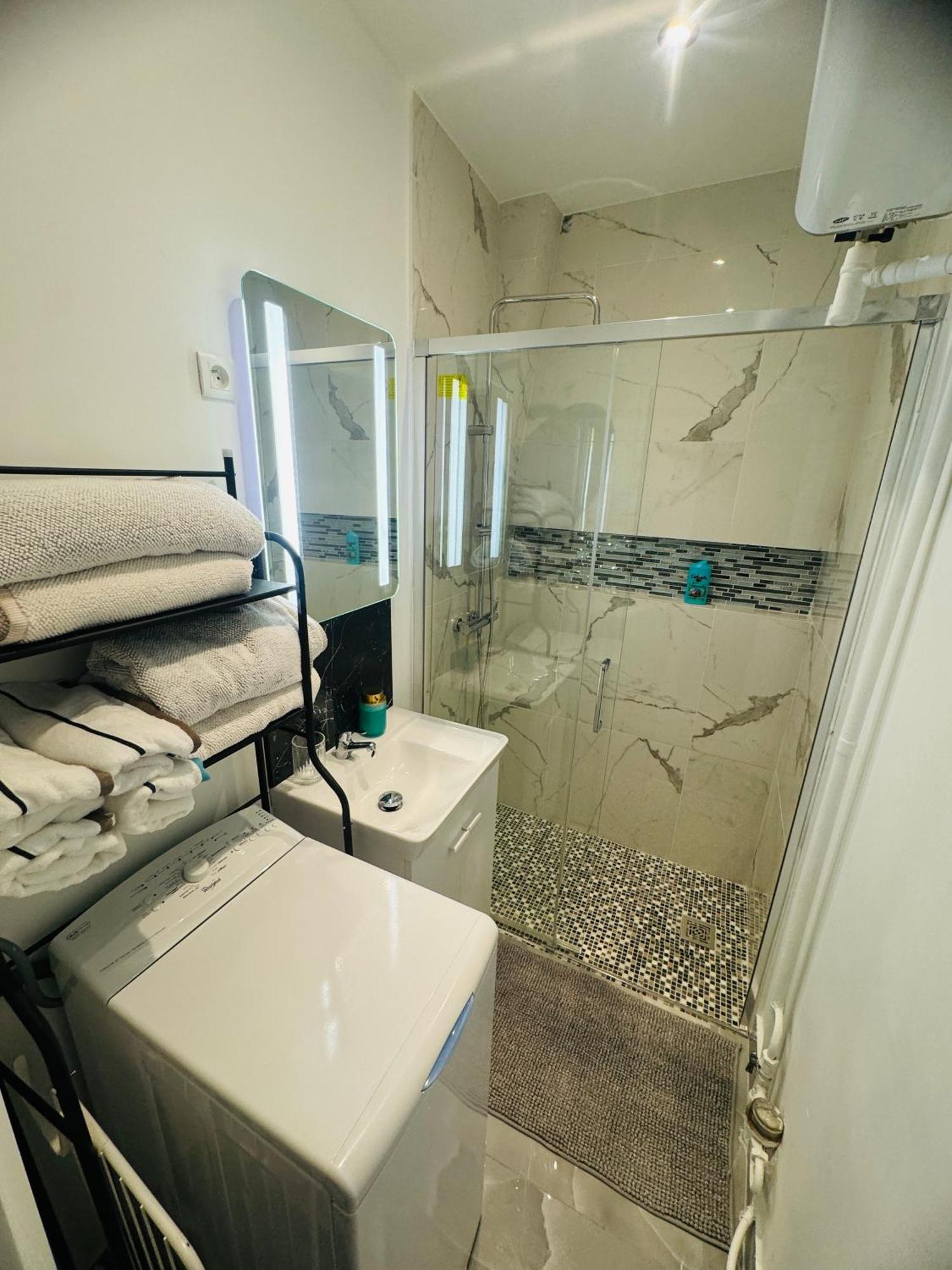 Charmante Appartement F2 Au Coeur De Paris 1Er Luaran gambar