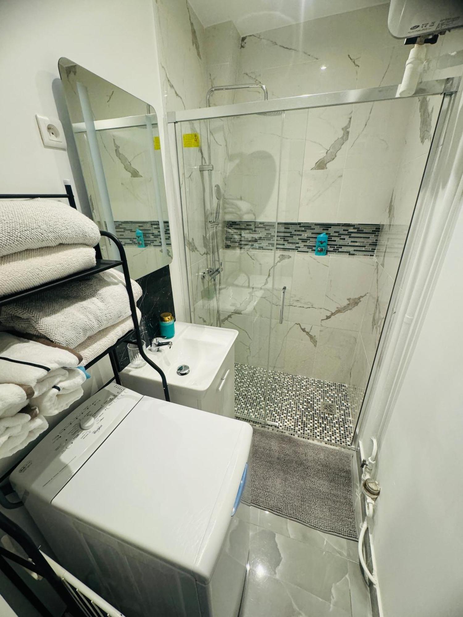 Charmante Appartement F2 Au Coeur De Paris 1Er Luaran gambar